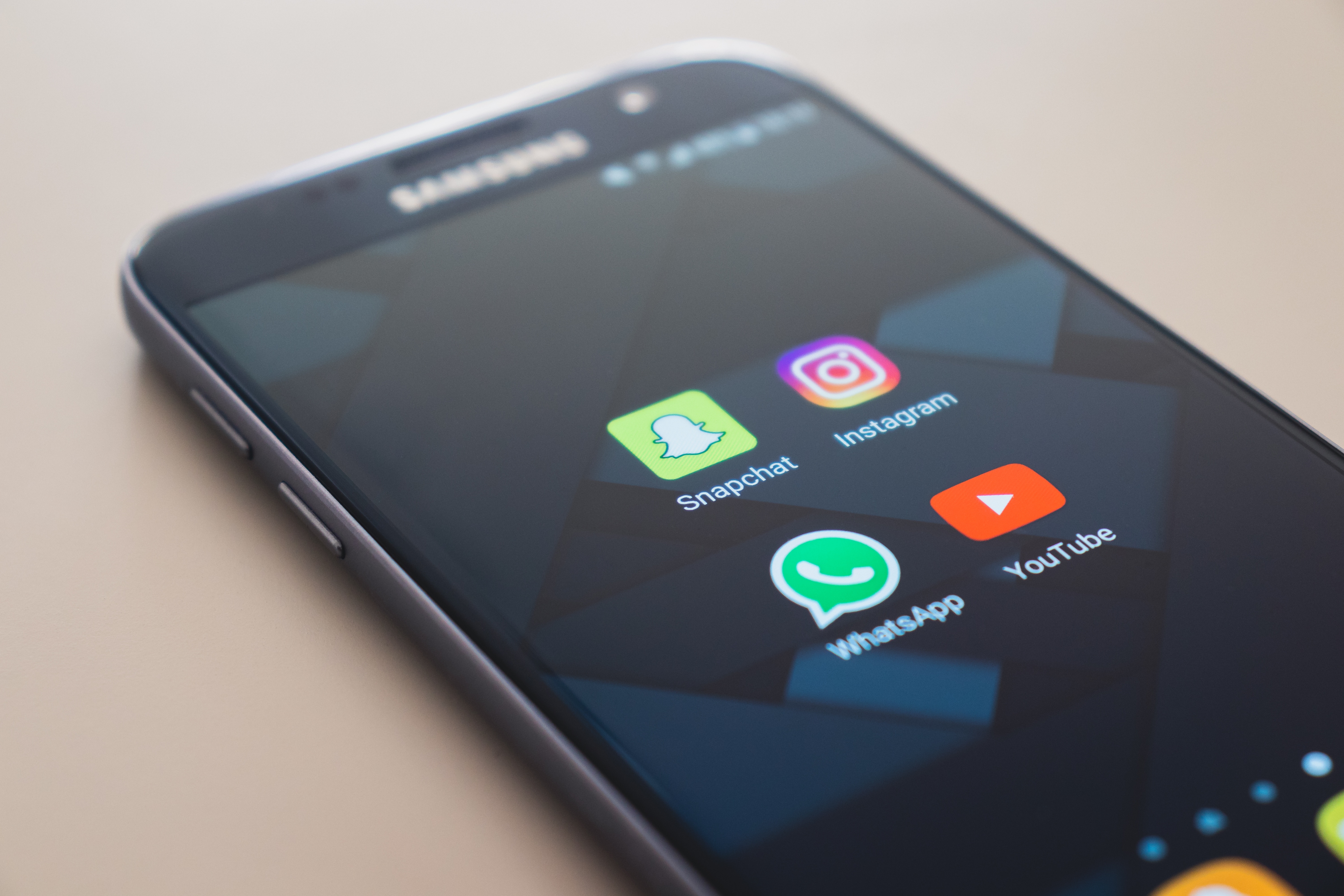 Con Accengage le aziende potranno interagire con i clienti su WhatsApp