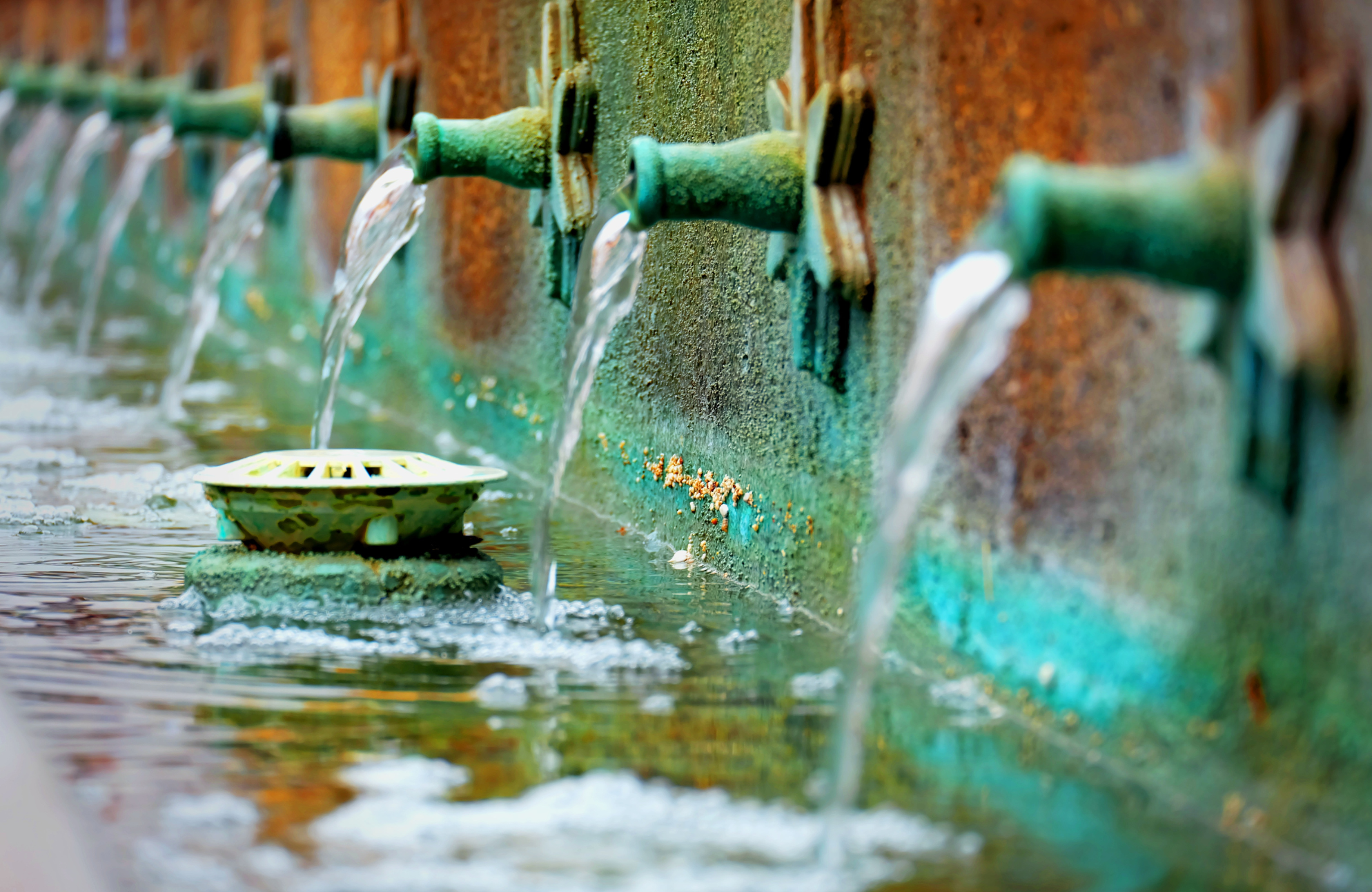 Холодная вода источник. Источник воды. Водяной источник. Источники воды в природе. Брызги фонтана.